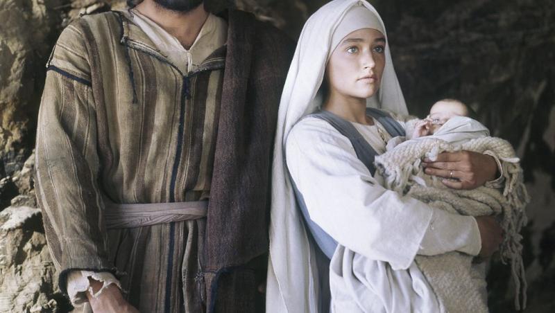 Olivia Hussey, frumoasa actriță care a interpretat rolul Fecioarei Maria în mini seria lui Franco Zeffirelli “Iisus din Nazaret”, are acum 69 de ani.