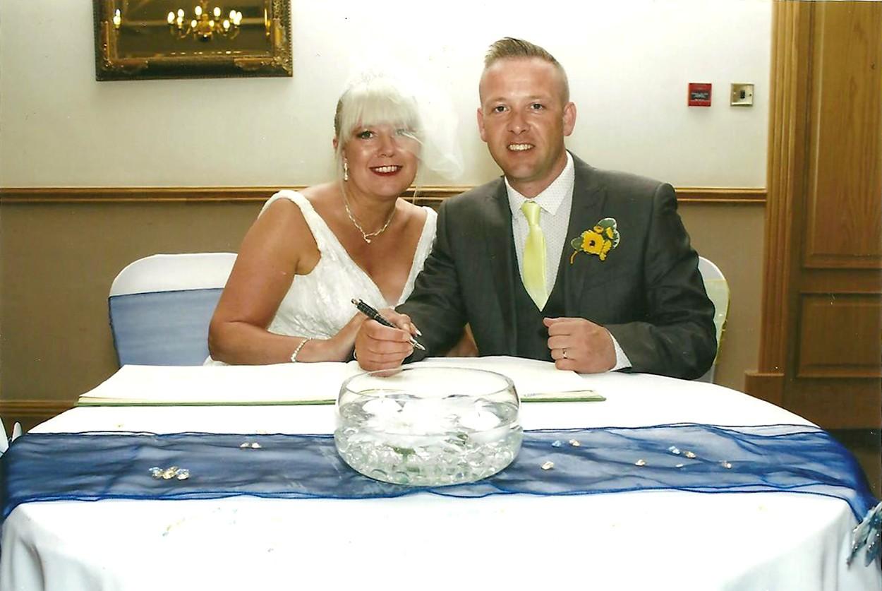 Claire Burke și David , la starea civila, in momentul semnarii certificatului de casatorie