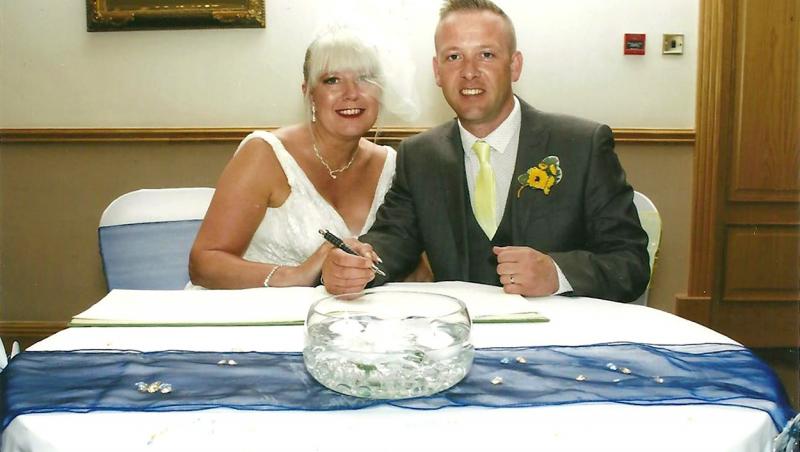Claire Burke și David , la starea civila, in momentul semnarii certificatului de casatorie