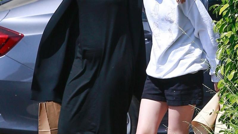 Angelina Jolie a ieșit îmbrăcată aparent normal pe strada, dar a lăsat un detaliu intim la vedere. Ce au surprins paparazzi