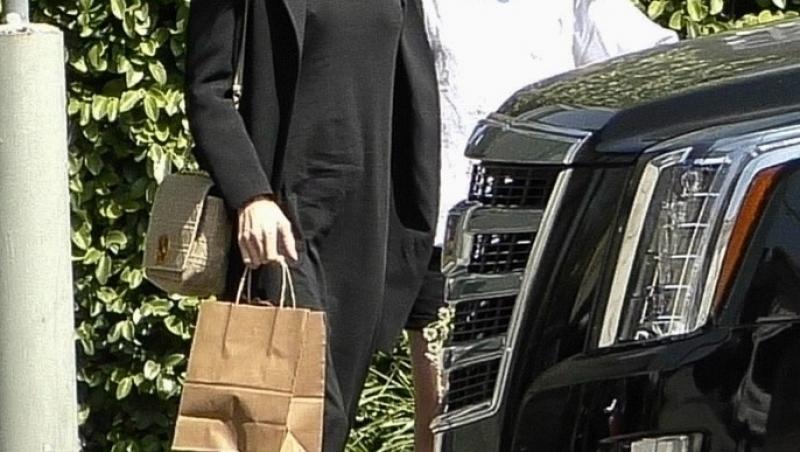 Angelina Jolie a ieșit îmbrăcată aparent normal pe strada, dar a lăsat un detaliu intim la vedere. Ce au surprins paparazzi