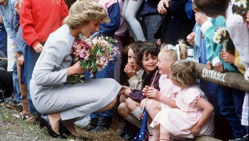 De ce stătea Prințesa Diana pe vine de fiecare dată când vorbea cu un copil. Detaliul pe care nu mulți îl cunosc