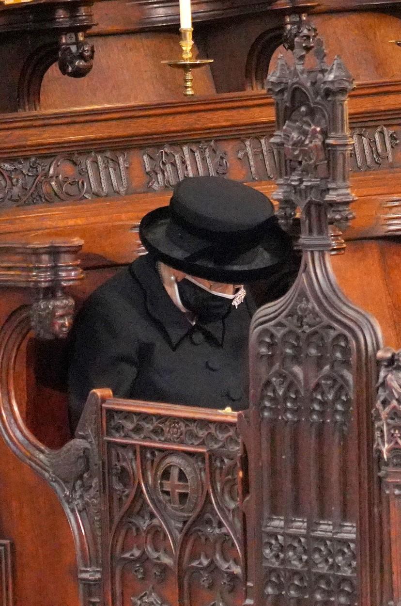 regina elisabeta se uita in jos in capela