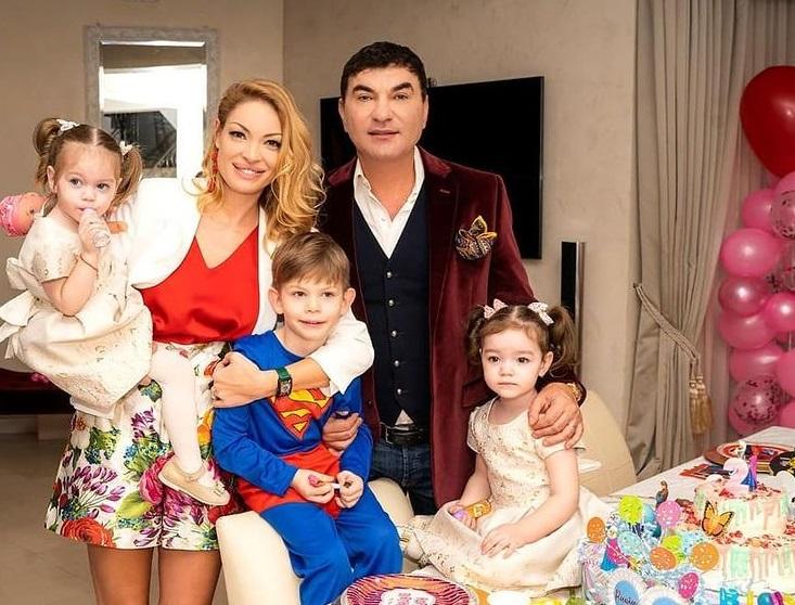 Valentina Pelinel s-a fotografiat alături de Cristi Borcea &icirc;ntr-o ipostază tandră. Fanii au &icirc;ntrebat imediat: "Vine bebe?"