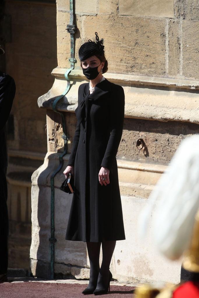 kate middleton imbracata complet in negru