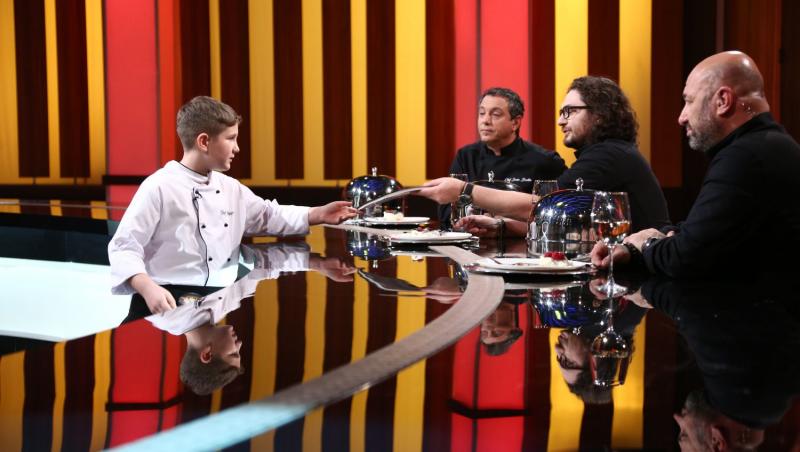Chefii Florin Dumitrescu, Sorin Bontea și Cătălin Scărlătescu, în platoul emisiunii Chefi la cuțite, alături de un concurent