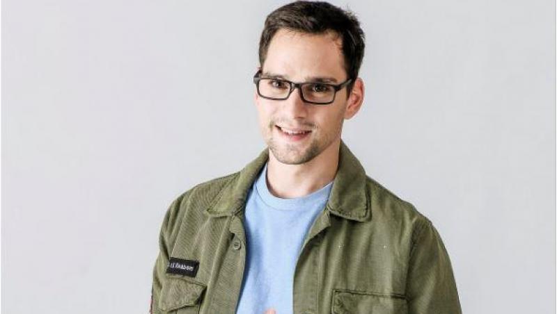 Vlad Gherman, purtând ochelari și o geacă kaki, în serialul „Adela”