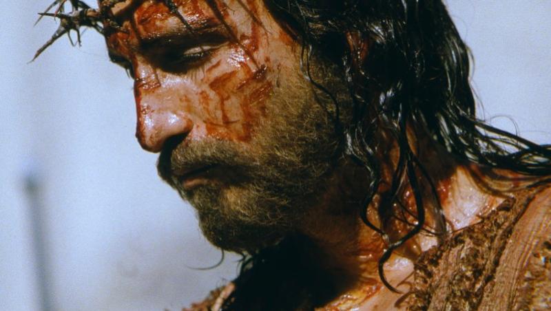 Se pare că în timpul filmărilor actorul și-a dizlocat de două ori umărul în timp ce căra crucea și a fost și lovit de fulger.