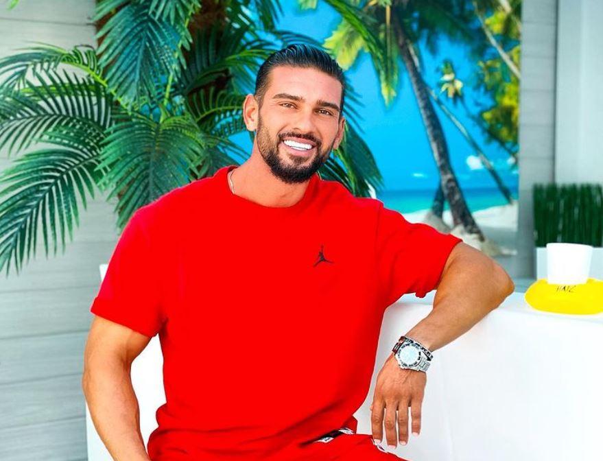 Dorian Popa s-a lăsat fotografiat &icirc;n jacuzzi. Imaginea a pus pe jar toate fanele