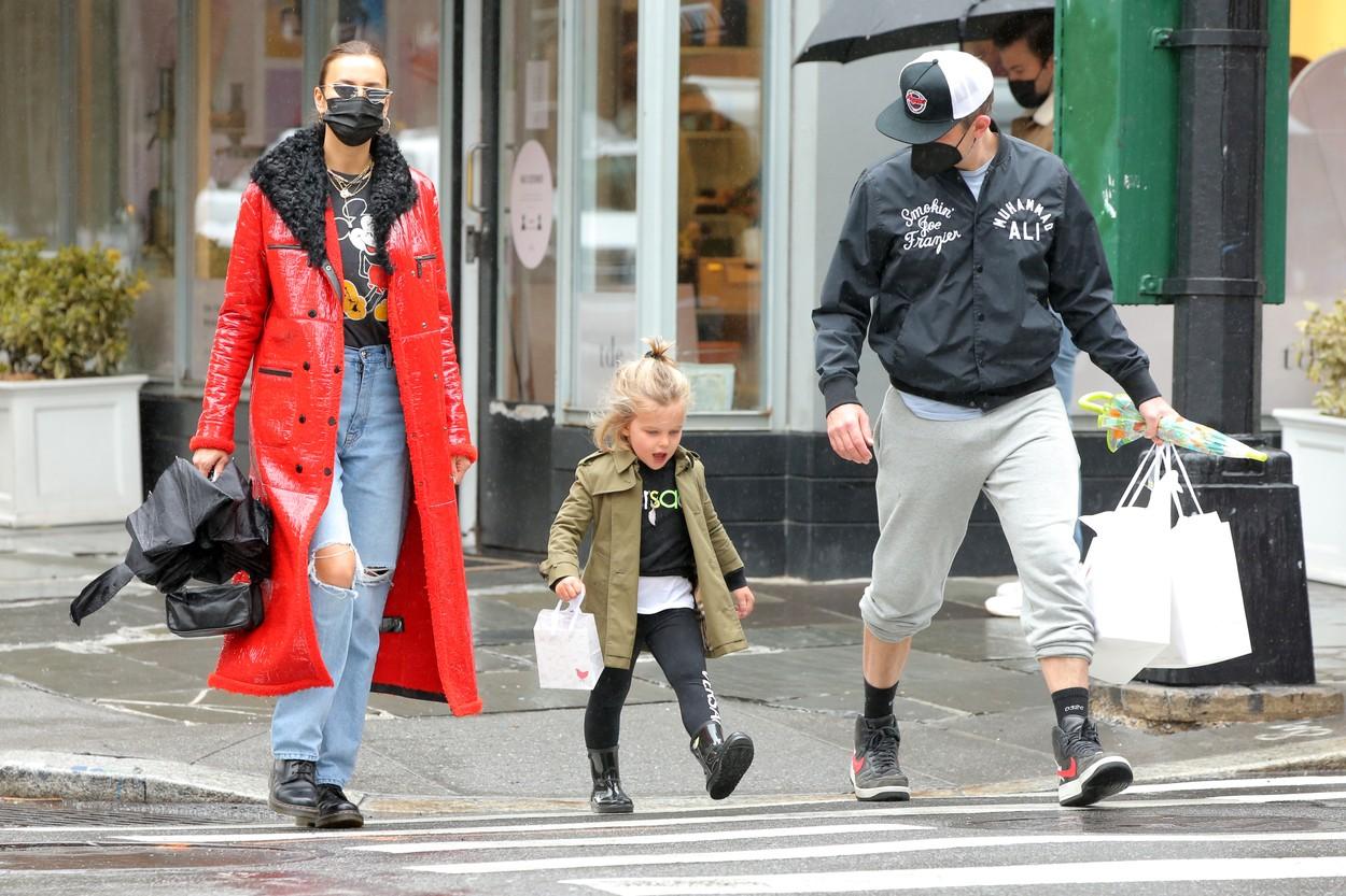 Irina Shayk, Bradley Cooper și fetița lor pe stradă