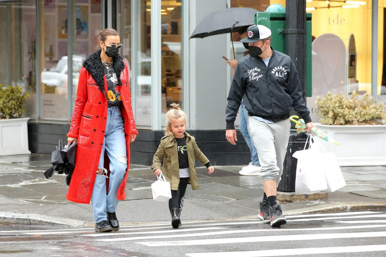 Irina Shayk, Bradley Cooper și fetița lor pe stradă în New York