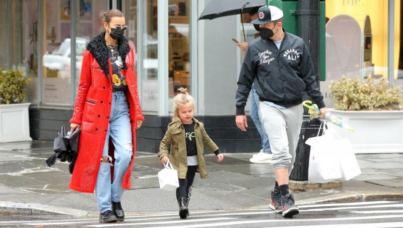 Irina Shayk, Bradley Cooper și fetița lor pe stradă în New York