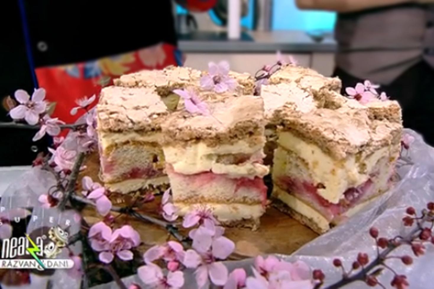 Prăjitură Ramona, cu foi de bezea, cremă de vanilie și pandișpan cu căpșuni