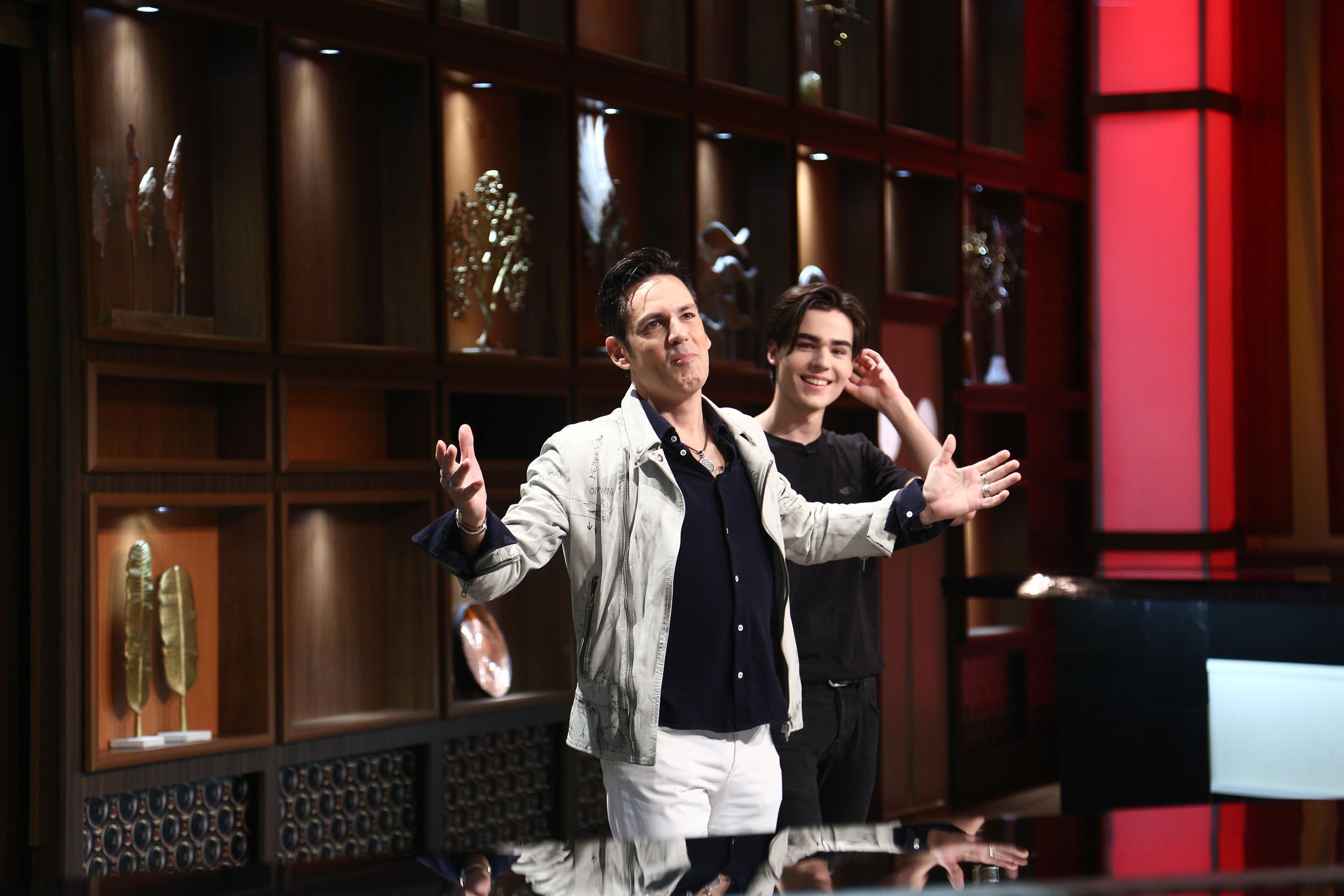 Radu Ștefan Bănică, într-o ținută complet neagră, alături de tatăl său, îmbrăcat în negru și alb, la Chefi la cuțite