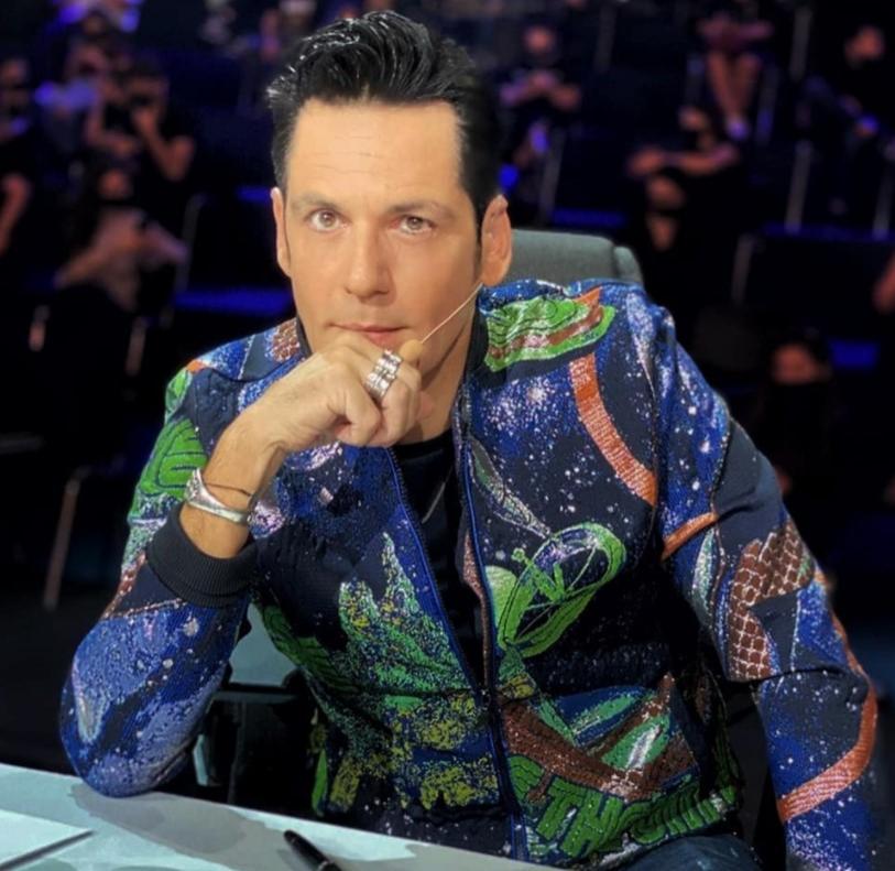 Ștefan Bănică la X Factor 2020, într-o jachete albastră cu verde