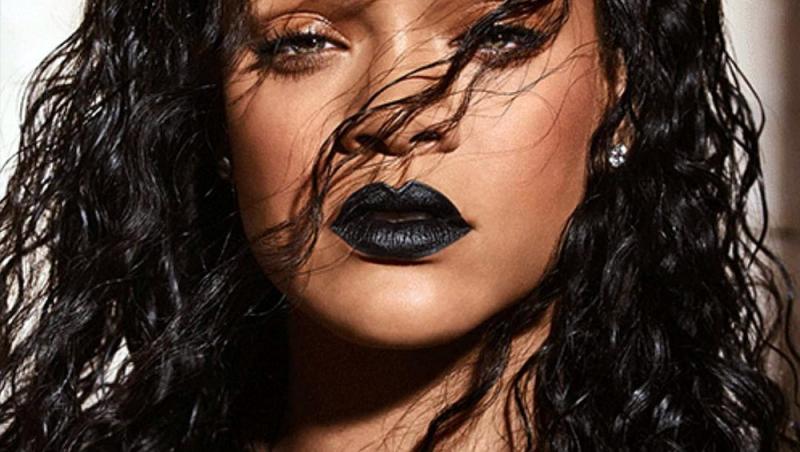 Rihanna, apariție controversată într-o pereche de blugi cu fulgi. Cât costă articolul vestimentar excentric