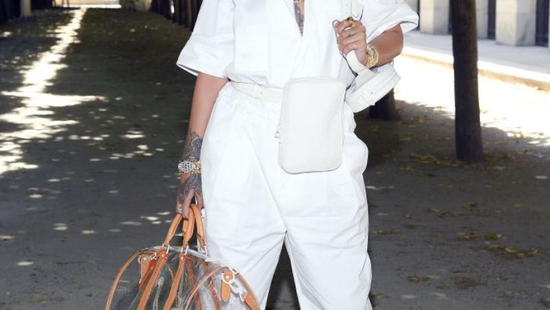 Rihanna, apariție controversată într-o pereche de blugi cu fulgi. Cât costă articolul vestimentar excentric