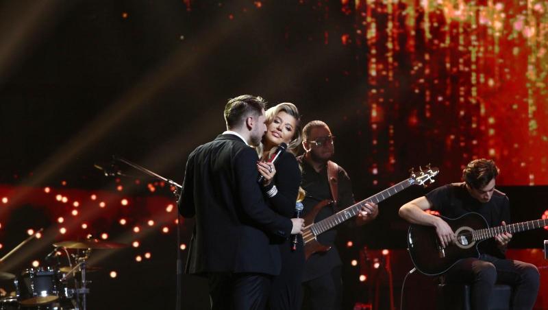 Loredana, într-o rochie neagră, decoltată, alături de Adrian Petrache, îmbrăcat la costum, pe scena X Factor 2020