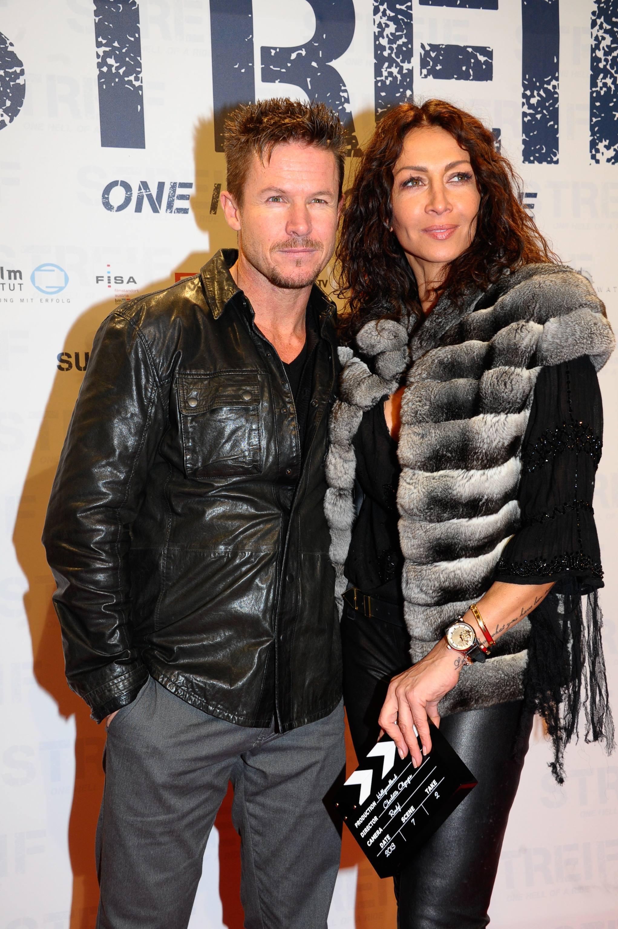 Mihaela Rădulescu, alături de Felix Baumgartner, ea purtând o vestă d eblană, iar el o geacă de piele