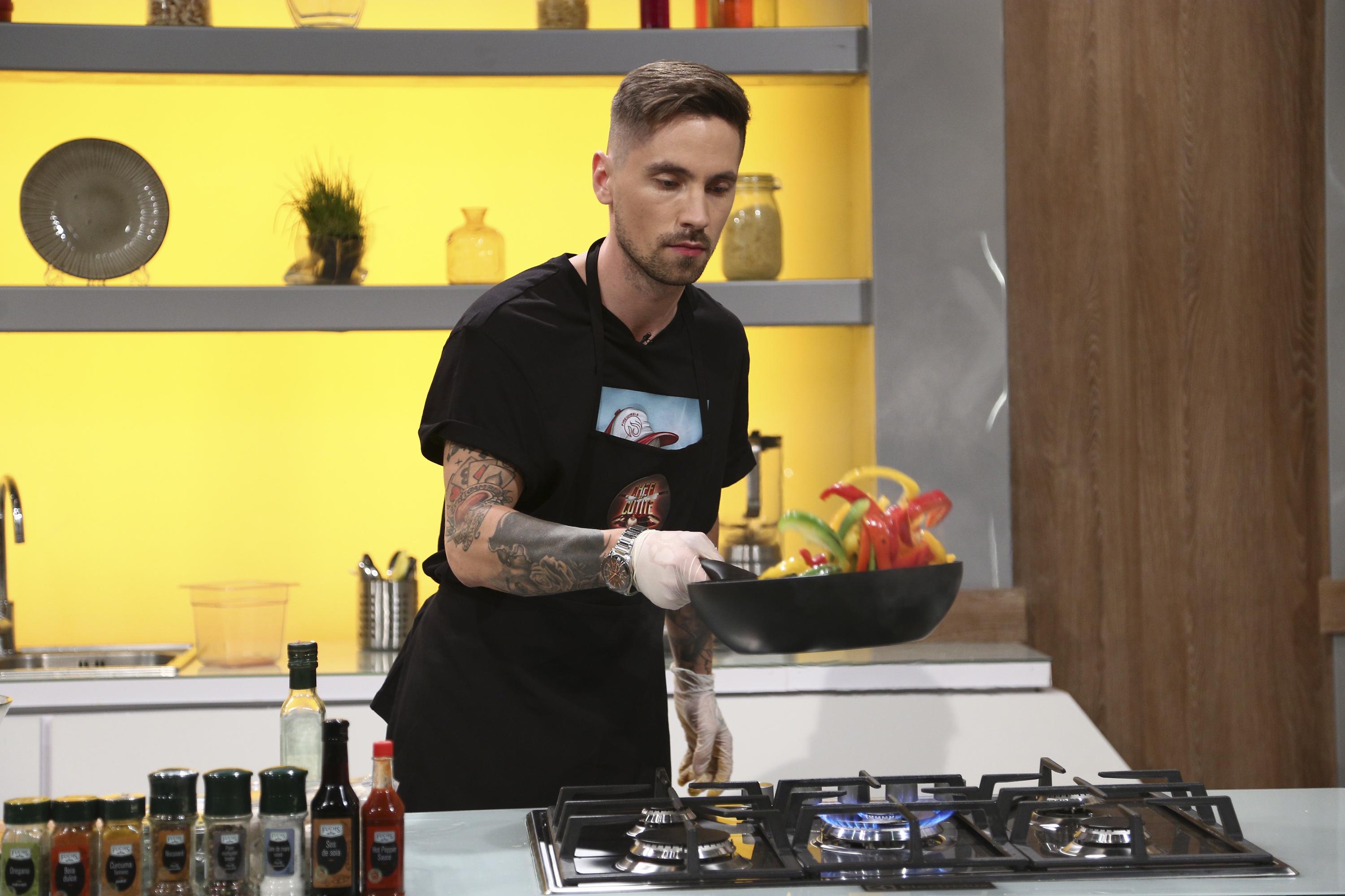 Ștefan Manolache, fotografiat în timp ce gătește în bucătăria Chefi la Cuțite, sezonul 9