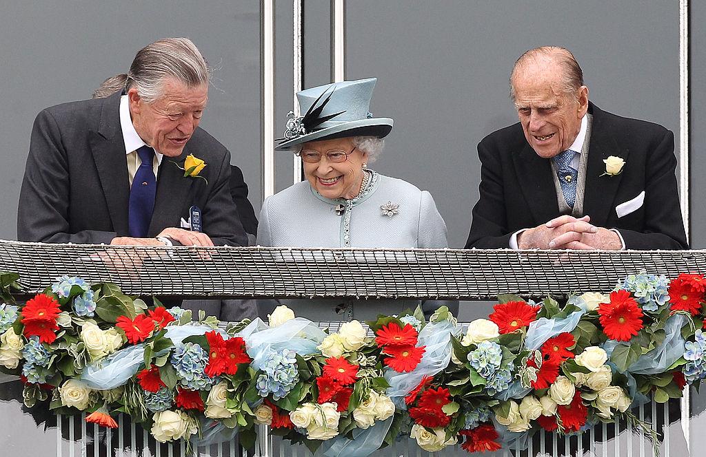 Regina Elisabeta, alături de Sir Michael Oswald și de Prințul Philip