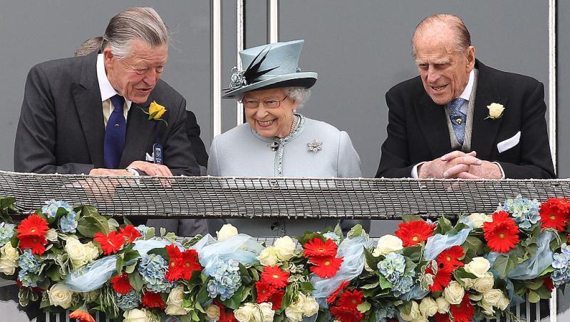Regina Elisabeta, alături de Sir Michael Oswald și de Prințul Philip