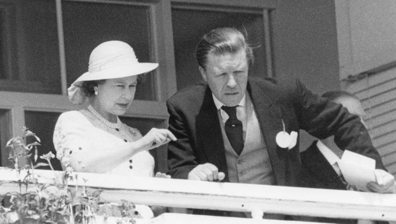 Regina Elisabeta, alături de Sir Michael Oswald, la balcon