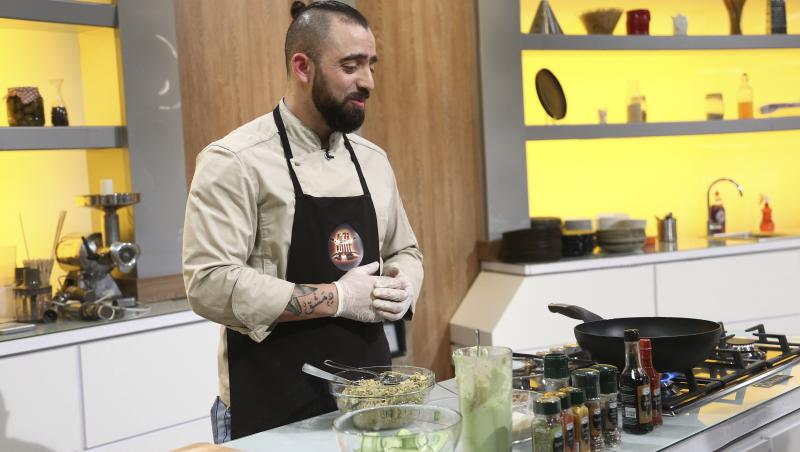 Concurentul a privit emoționat cum Chef Bontea, Chef Dumitrescu și Chef Scărlătescu au încercat să descopere ingredientele preparatului său.