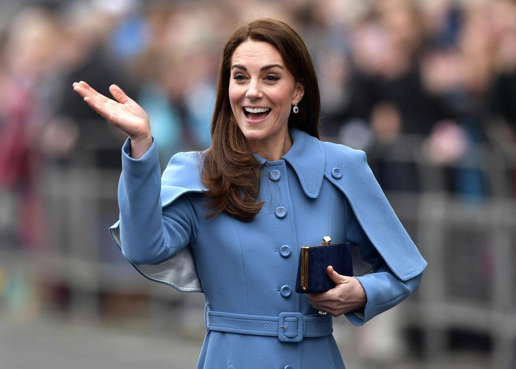 kate middleton imbracata complet in albastru