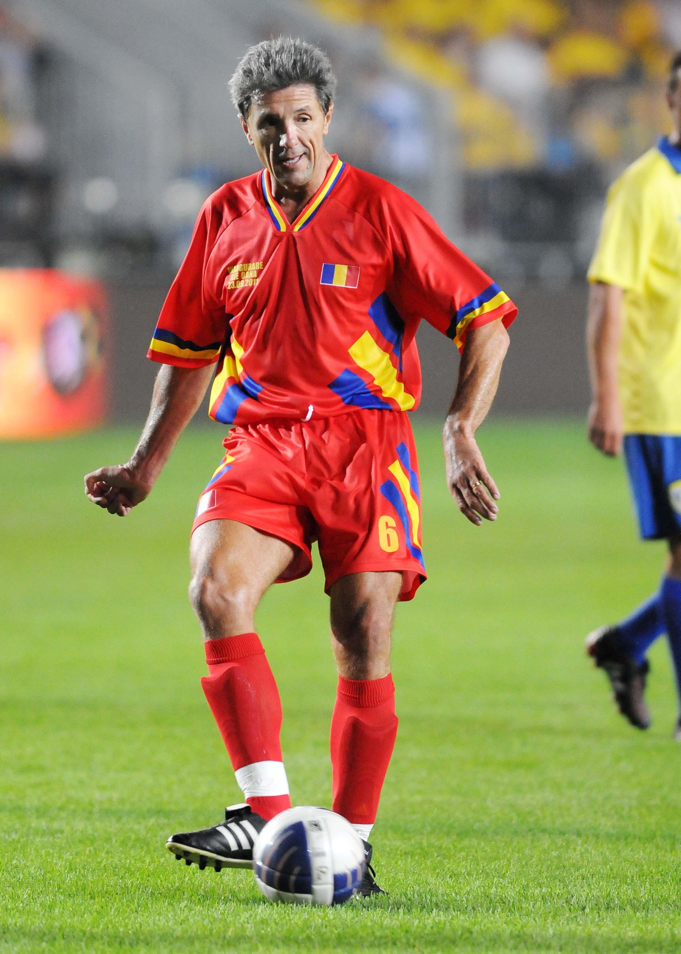 Gică Popescu, pe terenul de fotbal, în uniformă roșie