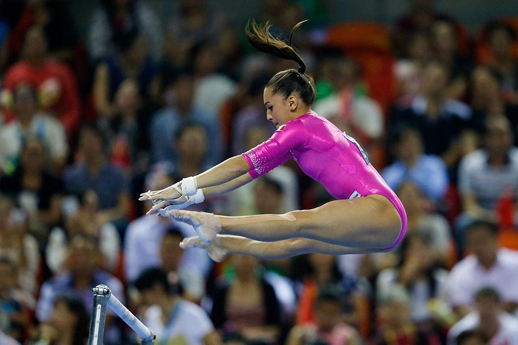 Larisa Iordache, în timpul unui exercițiu de gimnastică