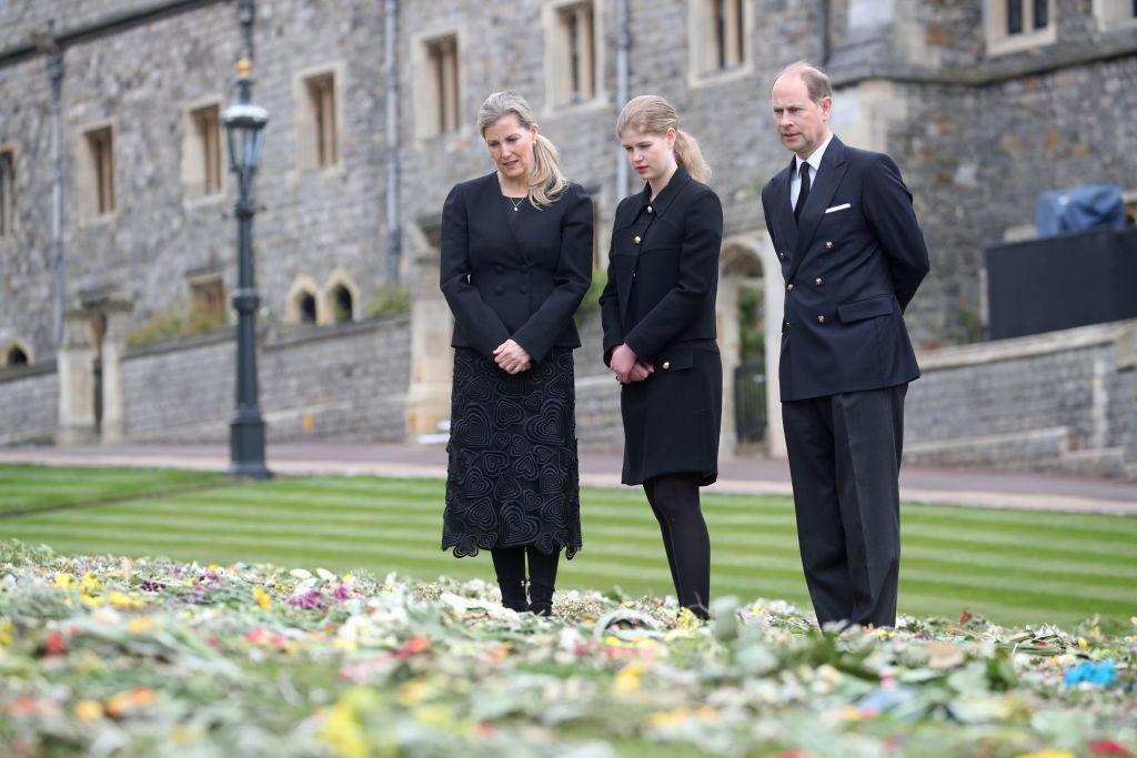 Lady Louise Windsor la înmormântarea bunicului ei, cu părinții, se uită la flori