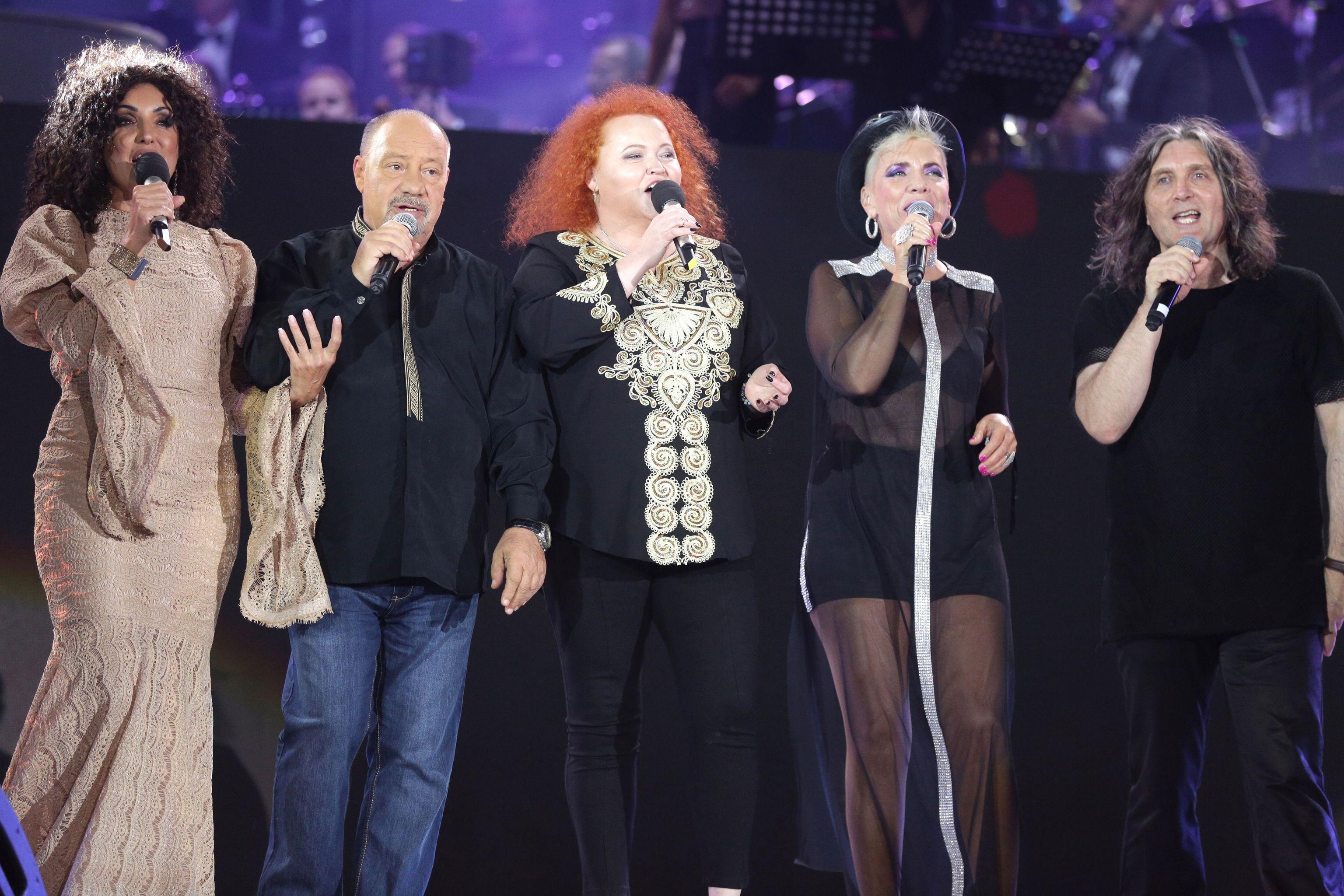 Nico, Bodo, Narcisa Suciu, Silvia Dumitrescu și Laurențiu Cazan, cântând pe scenă