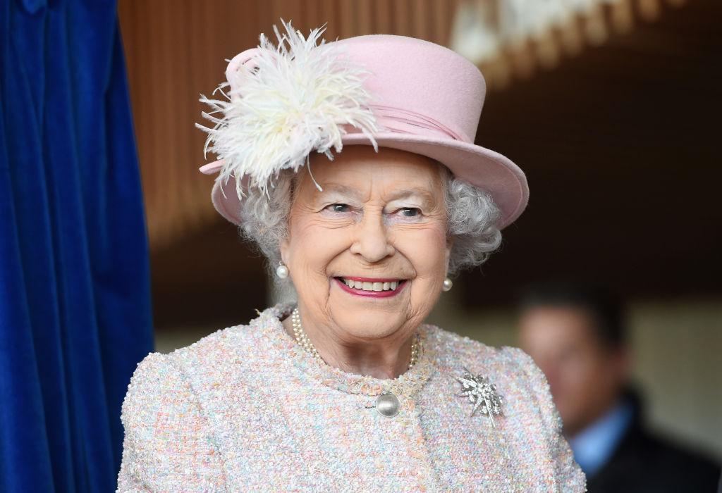 Regina Elisabeta cu pălărie