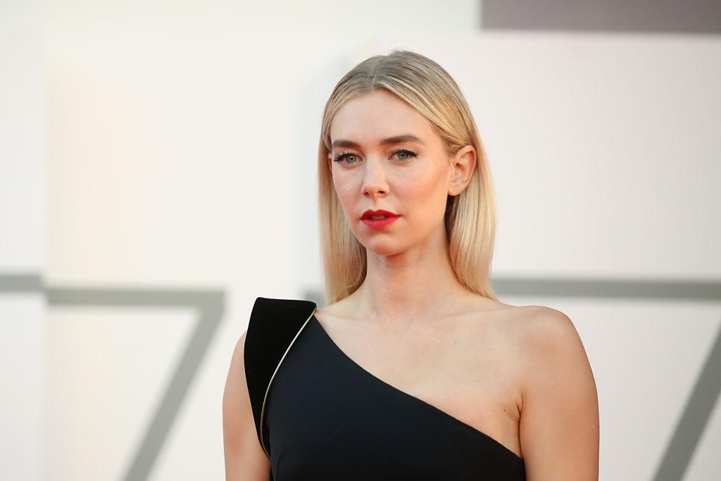 Vanessa Kirby, într-o rochie neagră, cu un umăr gol