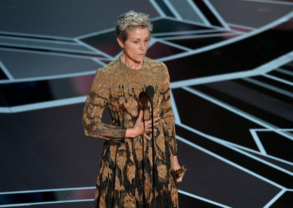 Frances McDormand,  într-o rochie maro