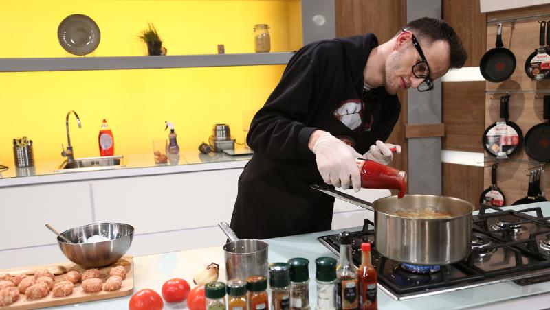 Andrei Ungureanu, „omul cu Tourette”, a pregătit o rețetă de ciorbă de perișoare în ediția 25 din sezonul 9 al emisiunii „Chefi la cuțite”