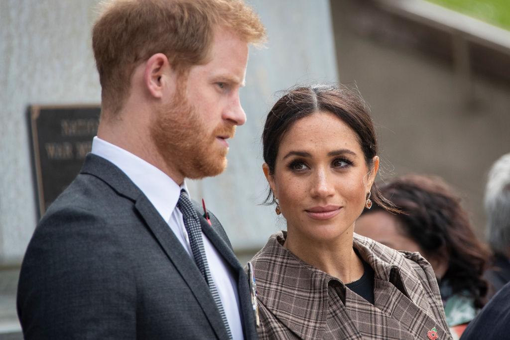 printul harry si meghan markle care se uita la el