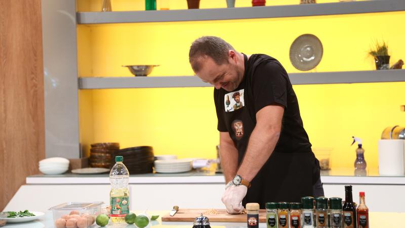 Mircea Tand, vărul lui chef Nicolai, a ales să facă o rețetă de pad thai la „Chefi la cuțite”