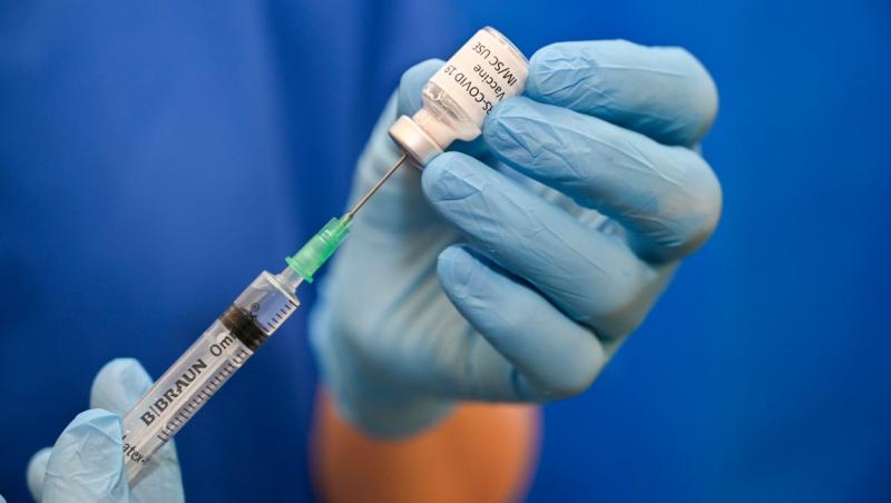 Mulți dintre cei care se vaccinează anti Covid și au făcut deja și a doua doză de vaccin se întreabă ce trebuie să facă dacă intră în contact cu o persoană testată pozitiv cu coronavirus.