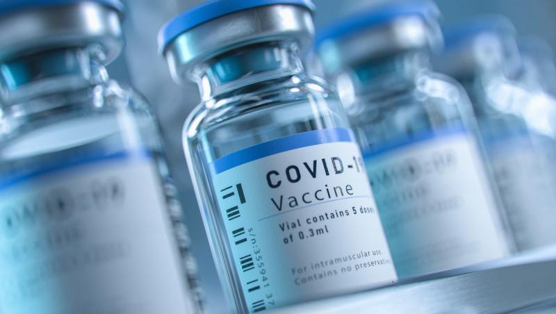 Dacă au trecut cel puțin 10 zile de la efectuarea celei de-a doua doze de vaccin anti Covid, atunci persoana în cauză nu este nevoită să se carantineze pentru 14 zile dacă devine contact direct cu o persoană confirmată cu noul coronavirus.