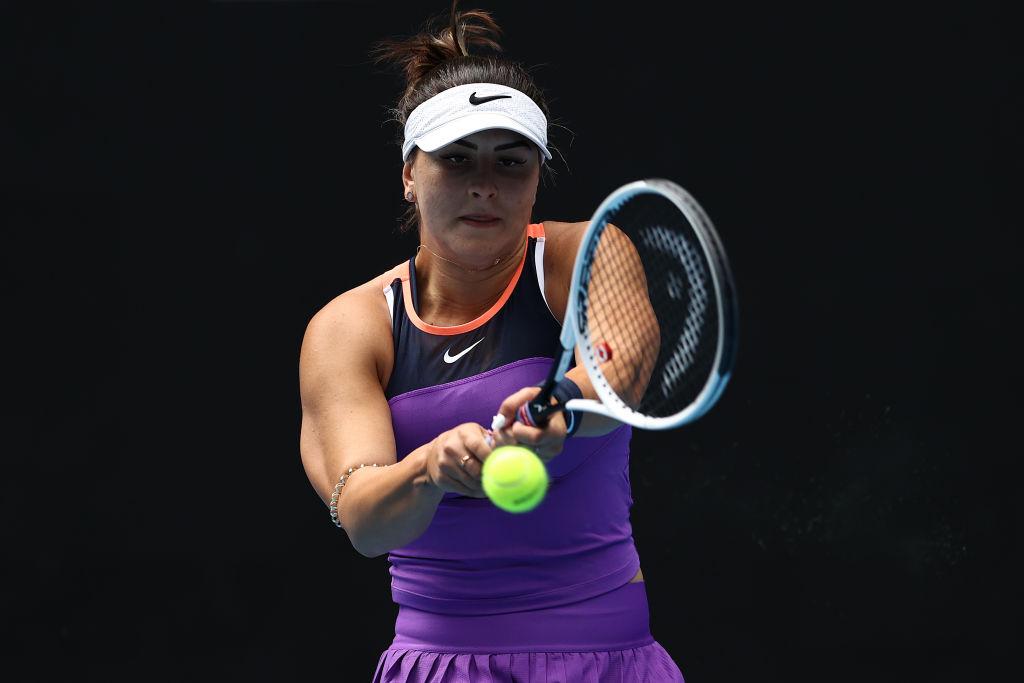 Bianca Andreescu, jucând tenis, într-o ținută mov