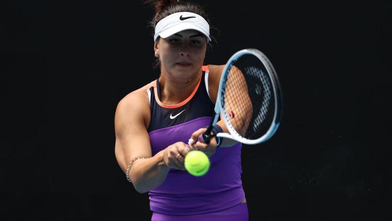 Bianca Andreescu, jucând tenis, într-o ținută mov