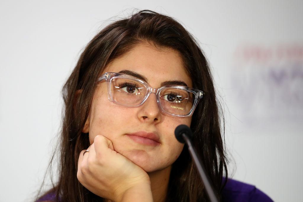 Bianca Andreescu, la o conferință de presă, purtând ochelari