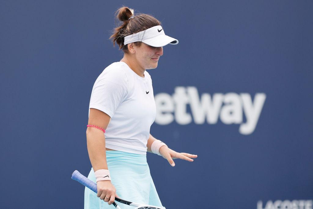 Bianca Andreescu, jucând tenis, într-un tricou alb