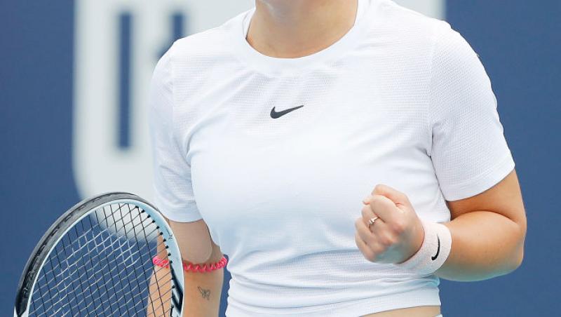 Bianca Andreescu, jucând tenis, într-un tricou alb