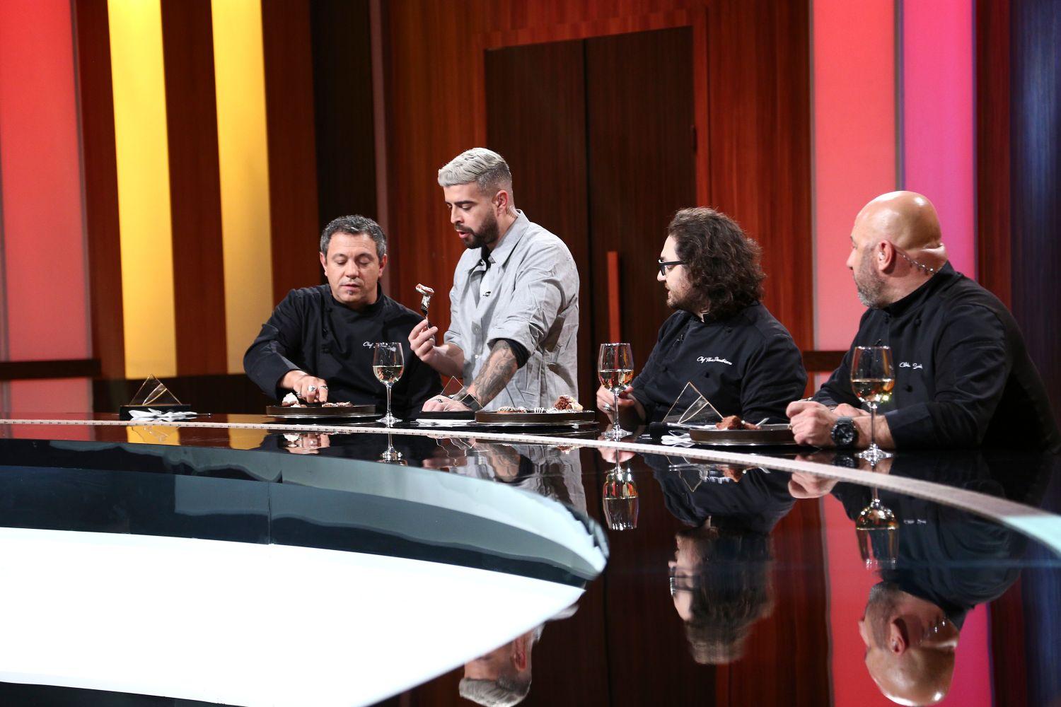 Chefii Florin Dumitrescu, Sorin Bontea și Cătălin Scărlătescu, în platoul emisiunii Chefi la cuțite, alături de Speak