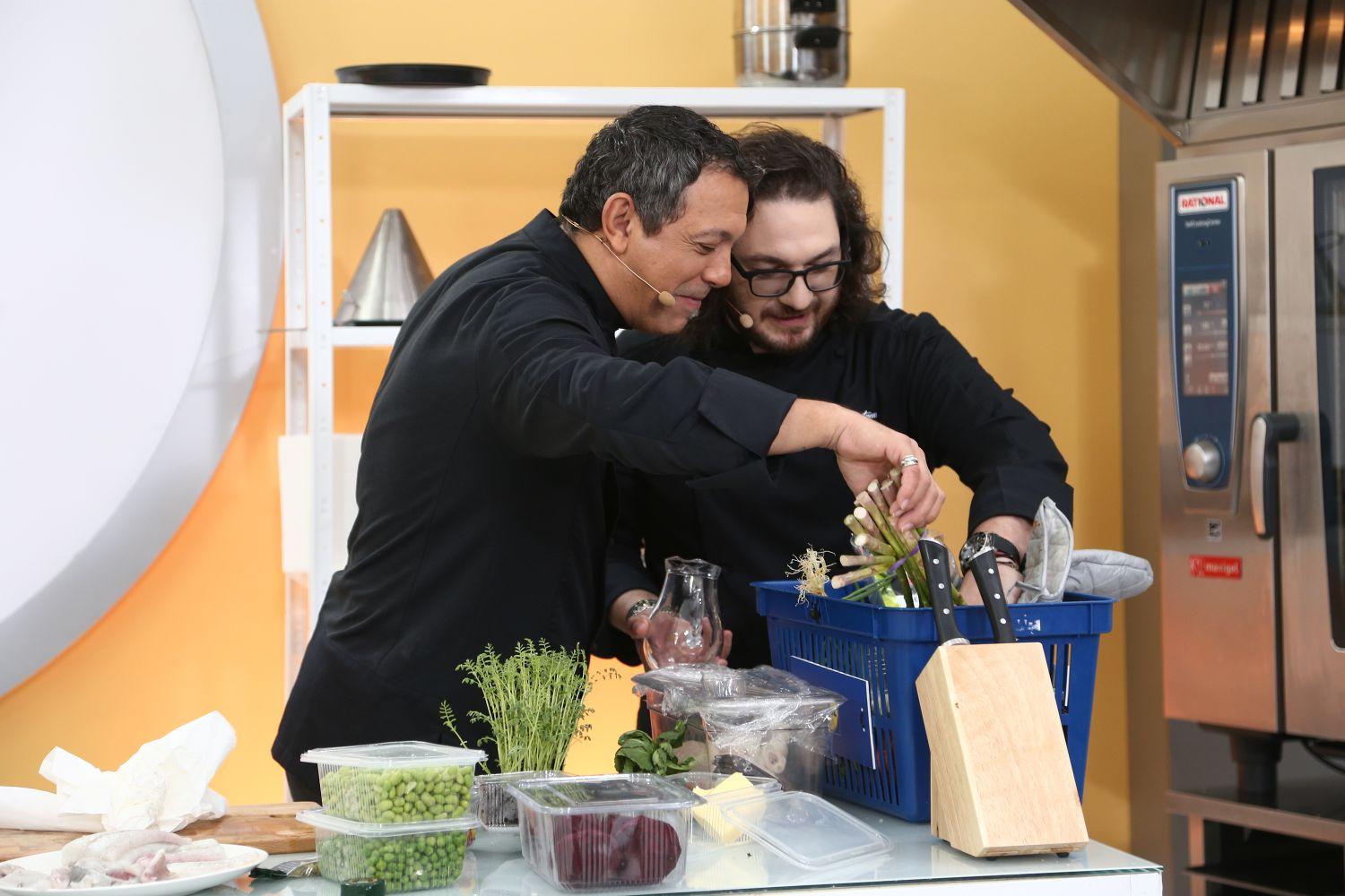 Chef Florin Dumitrescu și cgef Sorin Bontea, în bucătăria emisiunii Chefi la cuțite