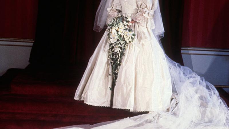 Ce se întâmplă cu rochia de mireasă a Prințesei Diana la aproximativ 24 de ani de la moarte. Harry şi William și-au dat acordul