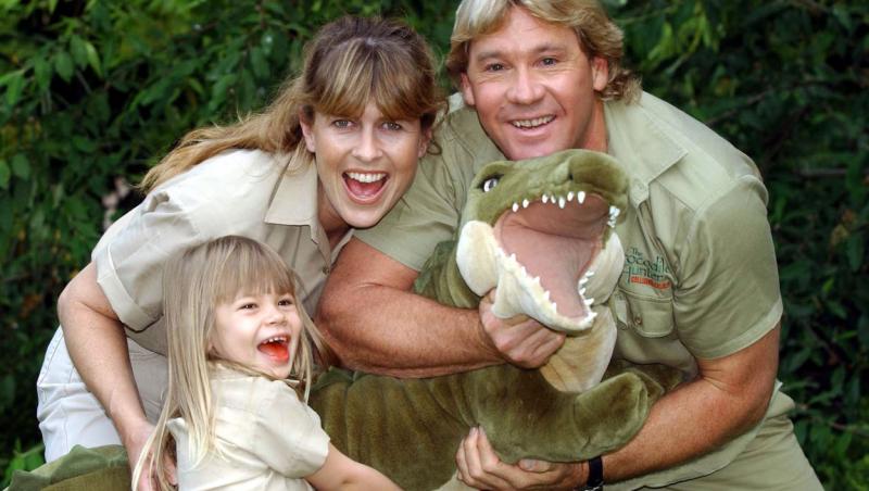 Diferența uriașă între fiica și nepoata lui Steve Irwin. Una e măritată cu copil, alta câștigă bani din poze sexy. Cum pozează